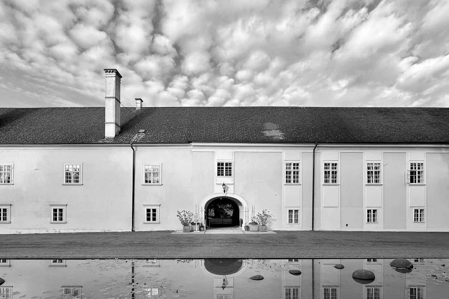 Das Renaissance-Schloss Lackenbach mit Wassergraben. Das Renaissance-Schloss Lackenbach mit Wassergraben.