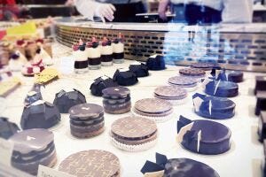 comptoir-gateaux-Pierre-Hermé