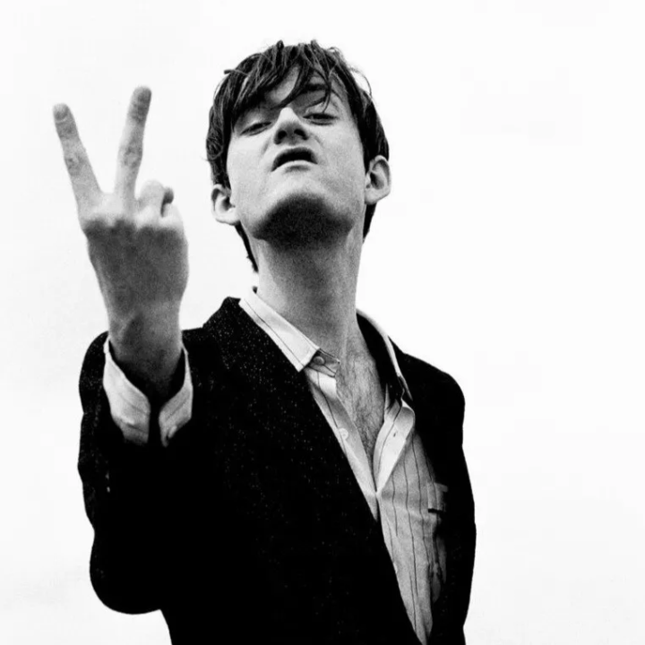 I want a proper V sign emoji to swear in a more British fashion : r/CasualUK