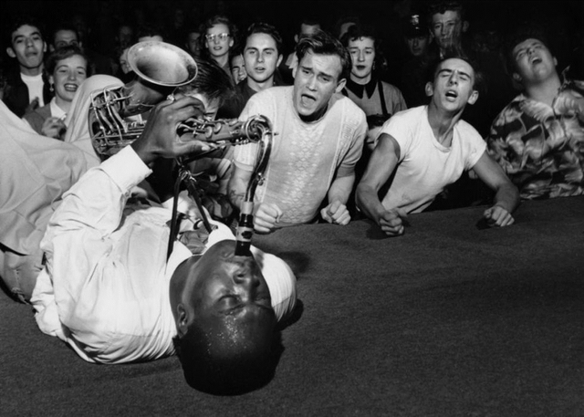 Audience losing themselves while a jazz player goes on, circa 1950. :  r/SnapshotHistory