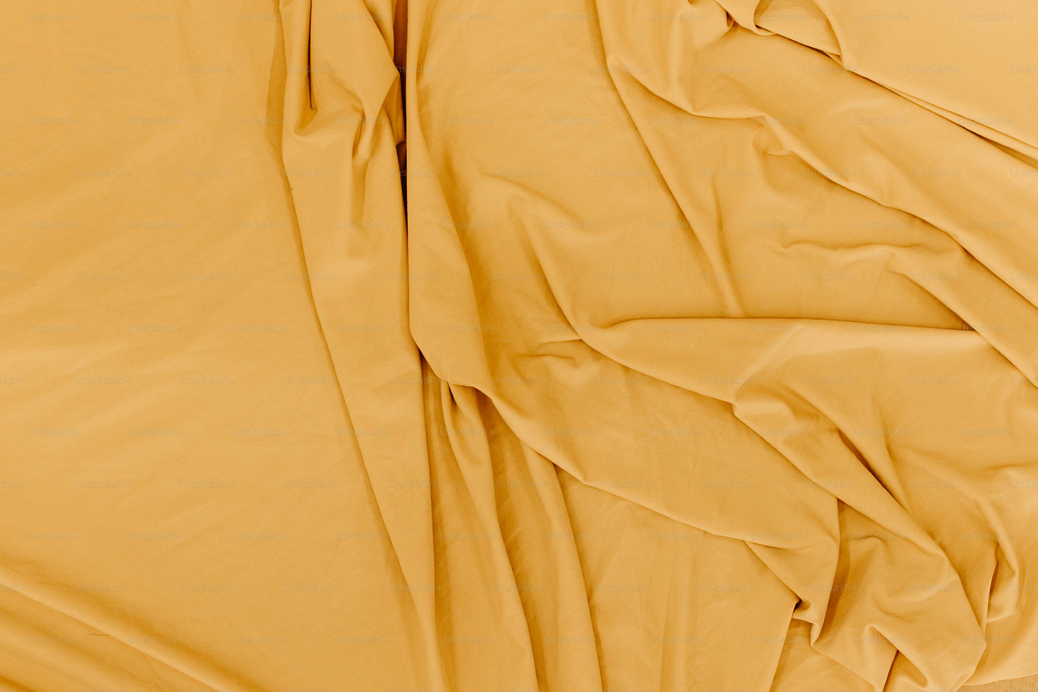 um close up de uma cama com lençóis amarelos