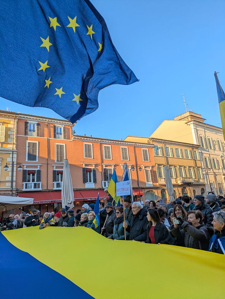 In Piazza del Popolo a Ravenna per manifestare solidarietà all'Ucraina