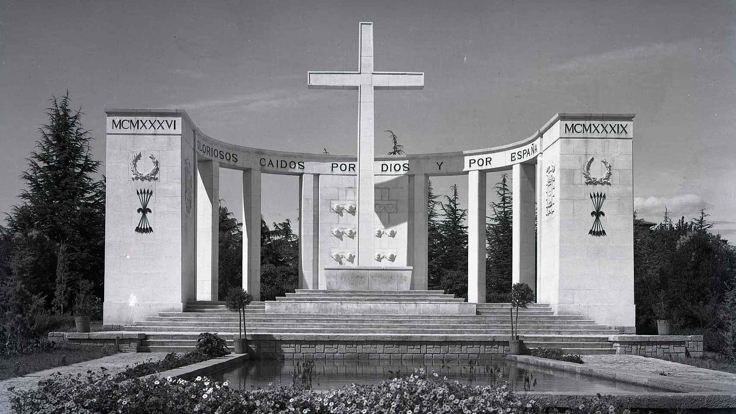 Monumento a los caídos en la Alameda de Cervantes (Soria) en los años sesenta / ARCHIVO HISTÓRICO Monumento a los caídos en la Alameda de Cervantes (Soria) en los años sesenta / ARCHIVO HISTÓRICO