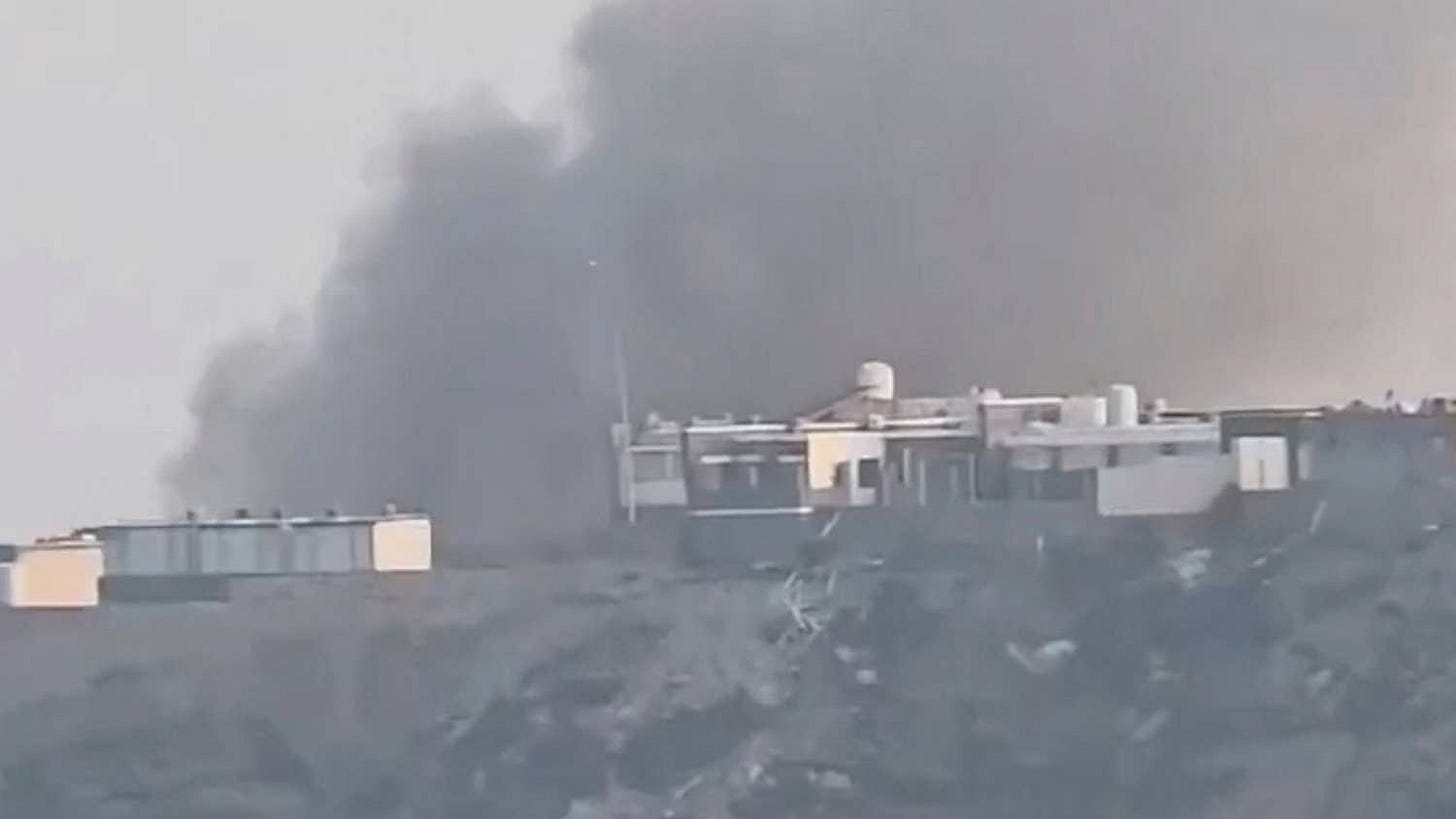 Smoke billows from the presidential palace complex following an attack by Yemen’s Houthis, according to government officials, in Aden, Yemen, October 15, 2026, in this screen grab obtained from a social media video. Social Media/via REUTERS THIS IMAGE HAS BEEN SUPPLIED BY A THIRD PARTY. NO RESALES. NO ARCHIVES.
Verification:
-Reuters verified the location of the video as Aden, Yemen from the buildings, utility towers and coastline which matched archive and satellite imagery.
-The date when the footage was filmed was verified from an official statement released by Yemen’s internationally recognized government Information Minister Moammar al-Eryani about the attack by the Houthis at the presidential palace complex on October 15.
-Houthi-run Saba news agency said the group had targeted a military operations headquarters run by Saudi officers at the complex. October 15, 2026.
Smoke billows from the presidential palace complex following an attack by Yemen’s Houthis, according to government officials, in Aden, Yemen, October 15, 2026, in this screen grab obtained from a social media video. Social Media/via REUTERS THIS IMAGE HAS BEEN SUPPLIED BY A THIRD PARTY. NO RESALES. NO ARCHIVES.
Verification:
-Reuters verified the location of the video as Aden, Yemen from the buildings, utility towers and coastline which matched archive and satellite imagery.
-The date when the footage was filmed was verified from an official statement released by Yemen’s internationally recognized government Information Minister Moammar al-Eryani about the attack by the Houthis at the presidential palace complex on October 15.
-Houthi-run Saba news agency said the group had targeted a military operations headquarters run by Saudi officers at the complex. October 15, 2026.