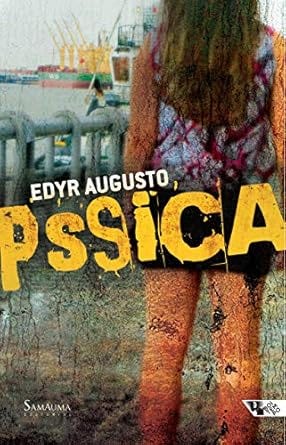 #descrevemospravocê  Capa do livro “Pssica”, de Edyr Augusto, com um visual urbano, sombrio e impactante. O plano de fundo mostra uma cena desfocada e desgastada: uma jovem de costas, vestindo um vestido curto e estampado em tons de roxo e rosa, está de pé sobre um calçadão, voltada para uma área portuária com guindastes e contêineres ao longe. Ela tem cabelos longos e castanhos, soltos pelas costas. A imagem da personagem e do cenário aparece com textura de parede descascada, suja e marcada, sugerindo desgaste, abandono ou tensão.  O título "Pssica" está em letras grandes e amarelas, com aparência rachada e irregular, como se tivesse sido pichado ou corroído. A letra “S” central é espelhada, criando um efeito visual que chama a atenção. O nome do autor, Edyr Augusto, aparece logo acima do título, em letras brancas e menores.  No canto inferior esquerdo está o nome da editora Samauma, e no canto inferior direito, o logotipo da Editora Boitempo.  A imagem transmite uma atmosfera intensa e urbana, com elementos que sugerem violência, marginalidade e mistério, temas comuns na obra do autor.