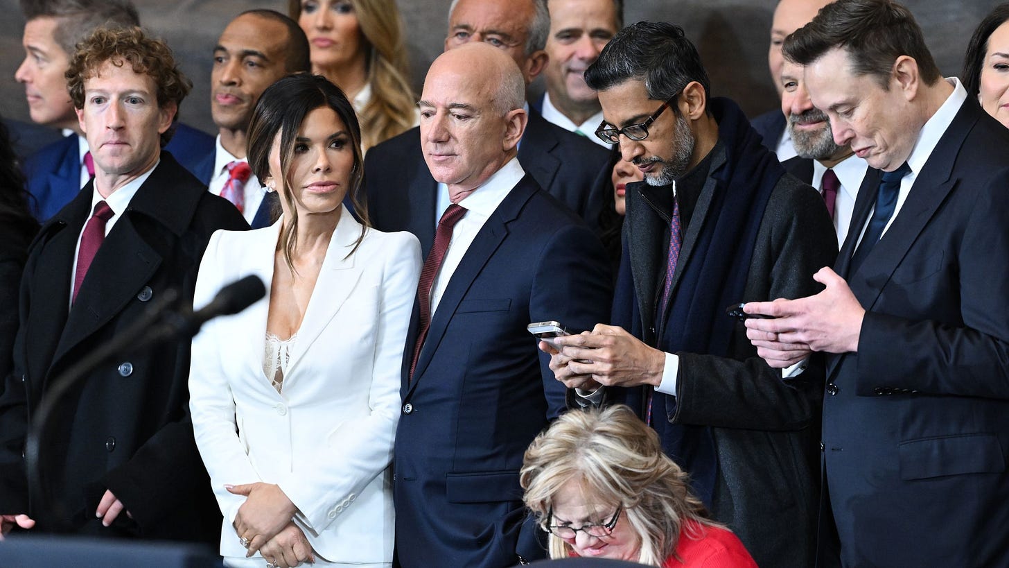 Trump presume de influencia en la industria tecnológica: Elon Musk, Jeff  Bezos y Mark Zuckerberg, entre los invitados estrella de su investidura |  Vanity Fair