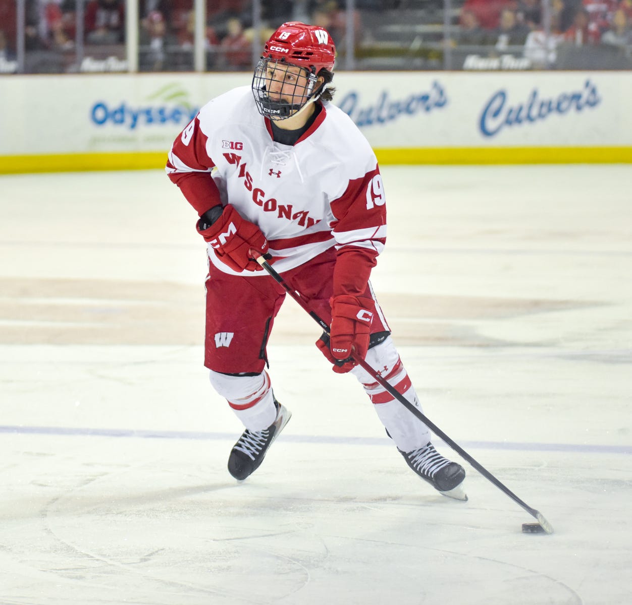 quinn finley looking with his eyes up toward a net entering the offensive zone