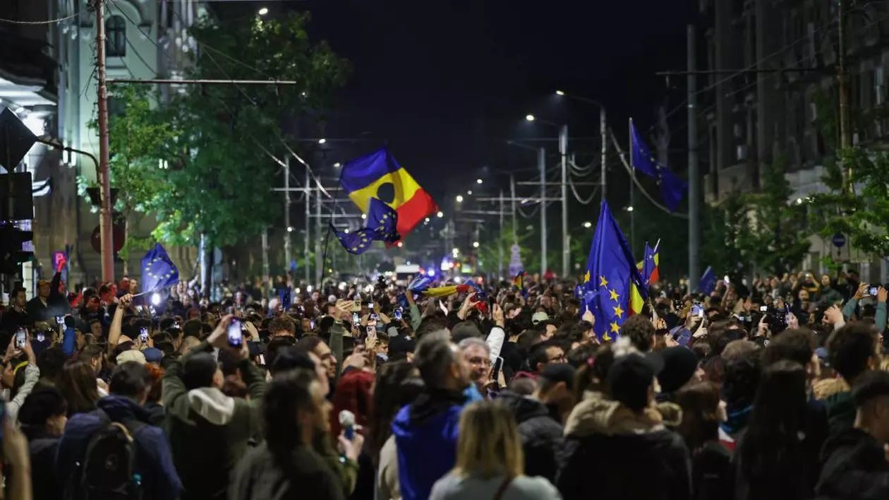 Susținătorii lui Nicușor Dan au ridicat steaguri ale României și Uniunii Europene