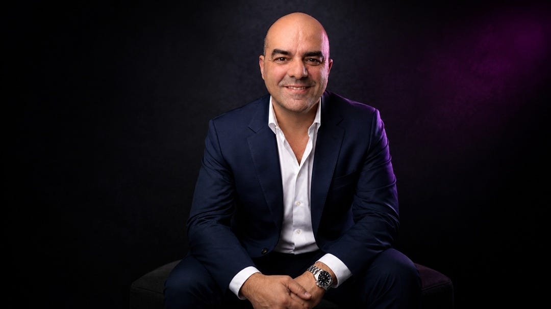 retrato do palestrante de vendas Leandro Branquinho. Ele está sentando e sorrindo para a câmera retrato do palestrante de vendas Leandro Branquinho. Ele está sentando e sorrindo para a câmera