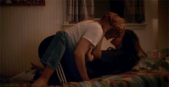 gif do filme 'o mau exemplo de cameron post', as personagens estão na cama