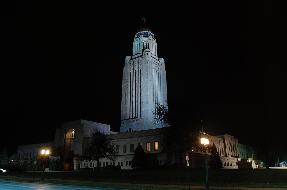 File:Nebraska State Capitol @ Night (5276415850).jpg
