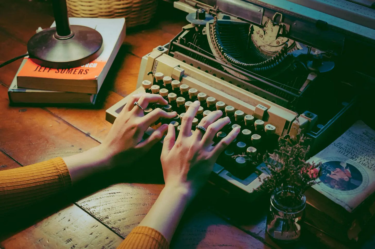 Manos femeninas escriben en una vieja máquina de escribir