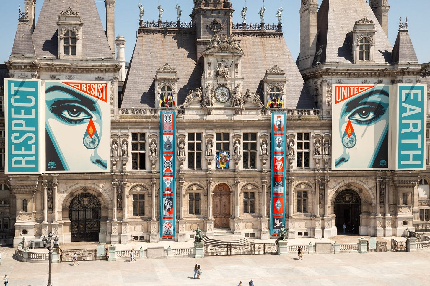 La nouvelle place de l'hôtel de Ville dévoilée avec sa forêt urbaine et l'œuvre éphémère d'Obey sur la Façade.