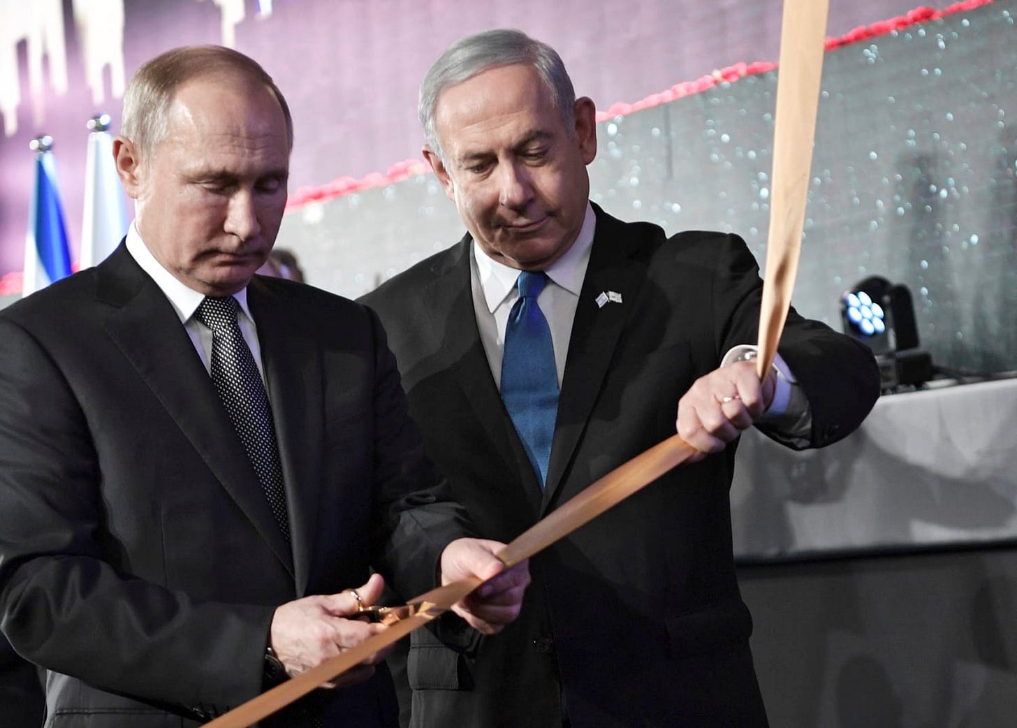 Netanyahu bows to U.S. pressure to distance Israel from Putin