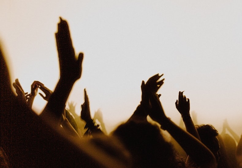people clapping