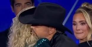 Bizarre Hug With Jason Aldean ...