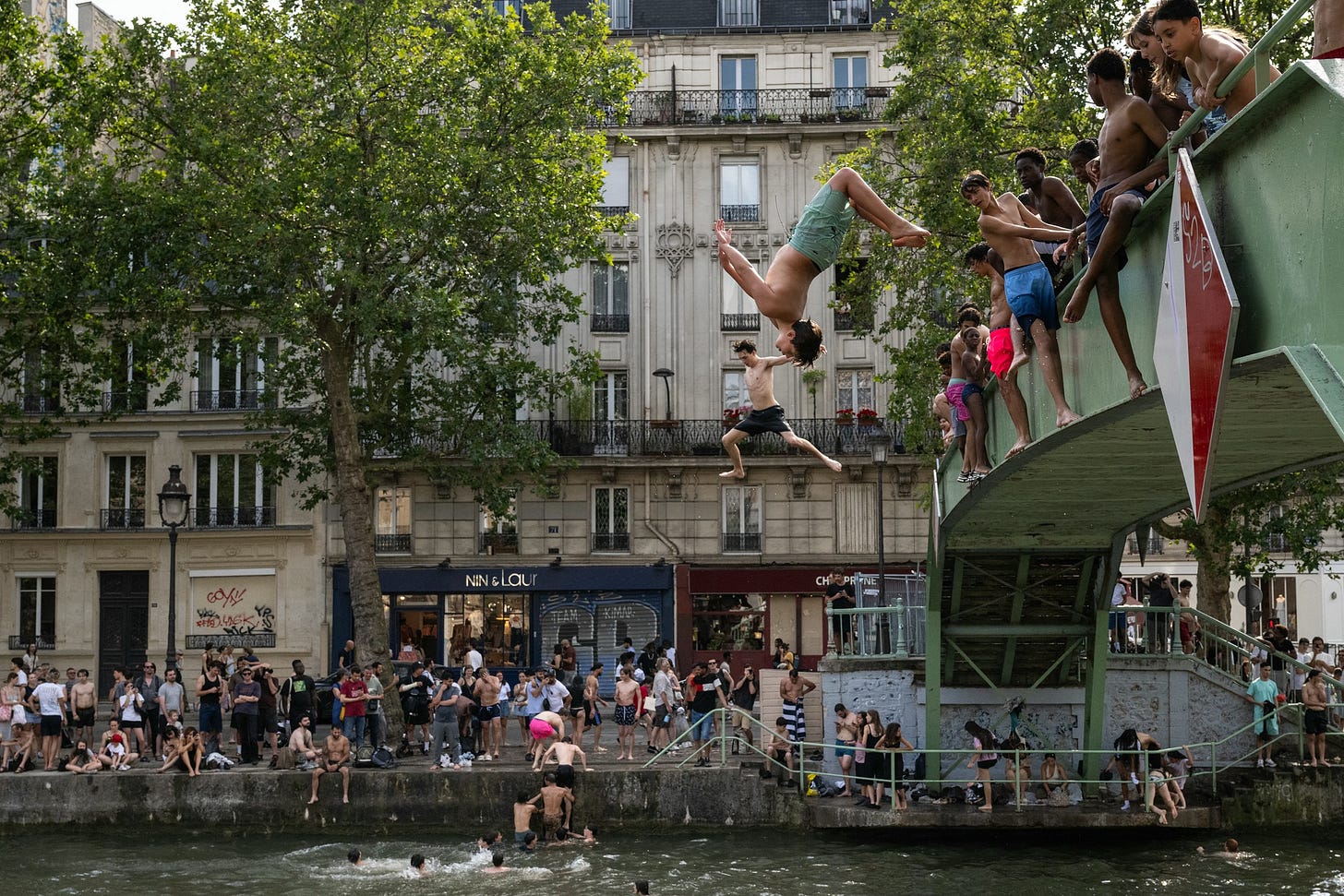 Ola de calor: En París, los bañistas en el canal de Saint-Martin buscan un respiro del calor mientras reflexionan sobre 2027 - L'Humanité