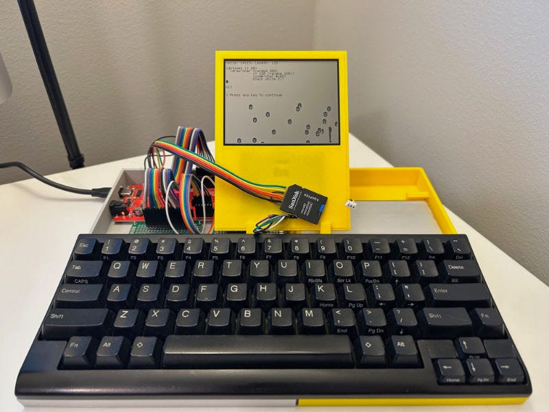 Un clavier connecté à un petit écran noir et blanc