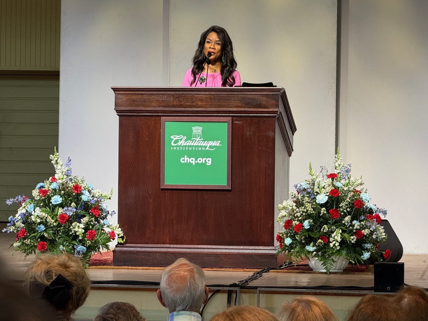 A person speaking at a podium

AI-generated content may be incorrect.