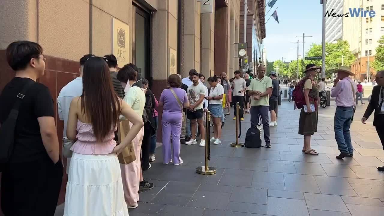 Surging gold prices cause long queues outside bullion retailers