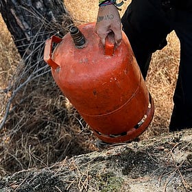 La Guardia Civil retira una bombona de una parcela sin desbrozar