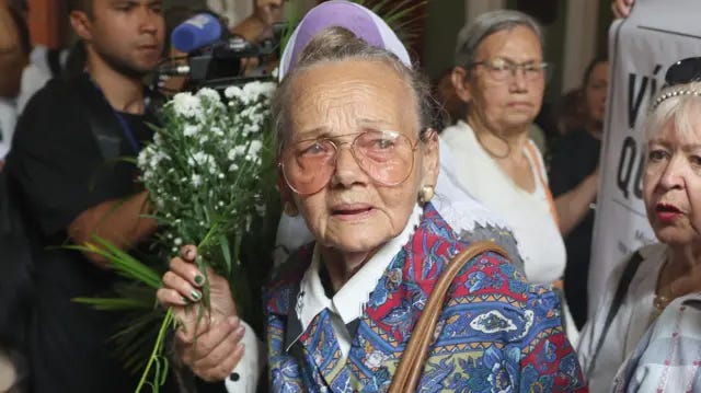 La venezolana Carmen Navas durante una misa en memoria de su hijo en Caracas, con lentes, lágrimas en los ojos y un ramo de flores en sus manos. La venezolana Carmen Navas durante una misa en memoria de su hijo en Caracas, con lentes, lágrimas en los ojos y un ramo de flores en sus manos.
