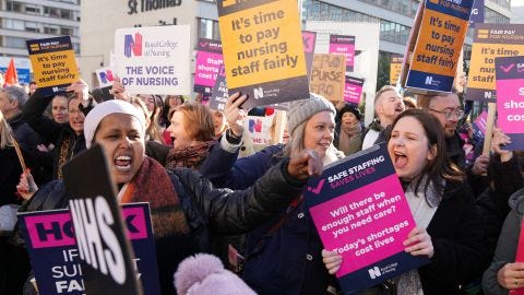 NHS nurses strike over pay outside St Thomas' Hospital in London on December 20, 2022. 