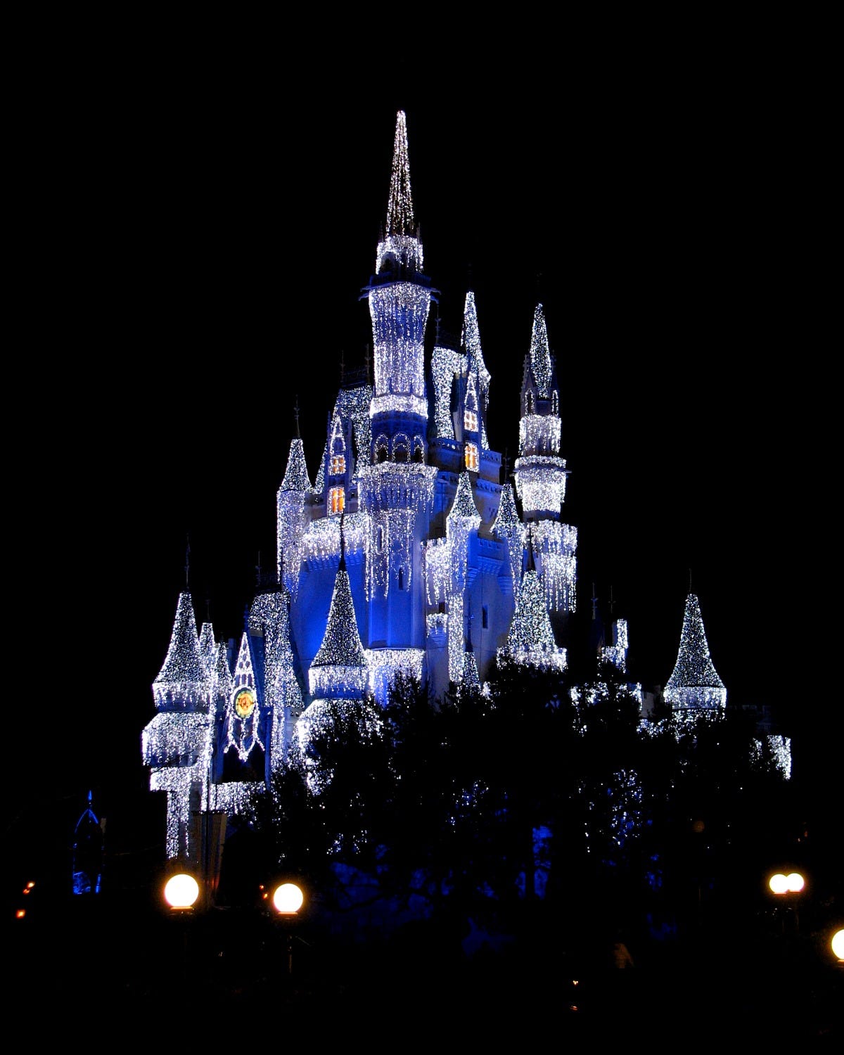 Cinderella Castle with holiday lights at Magic Kingdom. Image: Benjamin D. Esham via Wikimedia Commons Cinderella Castle with holiday lights at Magic Kingdom. Image: Benjamin D. Esham via Wikimedia Commons