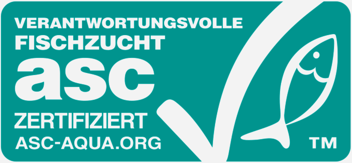 Türkis-weisses ASC-Siegel für verantwortungsvolle Fischzucht. Links steht «Verantwortungsvolle Fischzucht – ASC zertifiziert», rechts das stilisierte Fischlogo des Aquaculture Stewardship Council. Türkis-weisses ASC-Siegel für verantwortungsvolle Fischzucht. Links steht «Verantwortungsvolle Fischzucht – ASC zertifiziert», rechts das stilisierte Fischlogo des Aquaculture Stewardship Council.