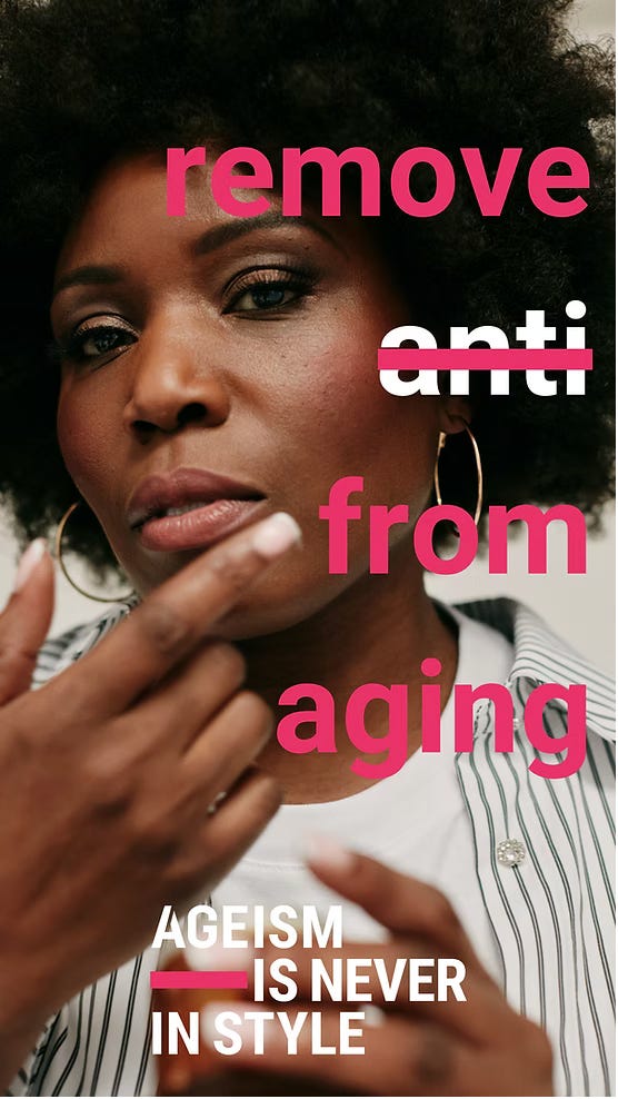 Una donna nera coi capelli afro è nello sfondo del manifesto della campagna, in primo piano la scritta: Remove anti from aging, dove la parola anti è cancellata da una riga fuxia.