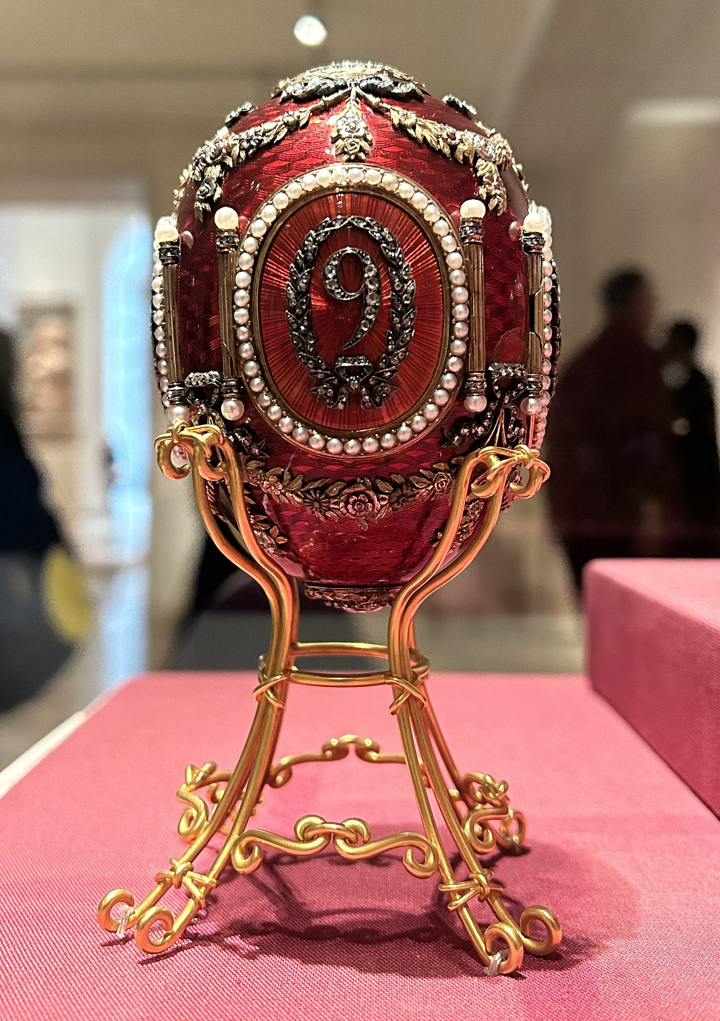 The Caucasus Egg of 1893, displayed at the Metropolitan Museum of Art in New York on December 8, 2023 (© Lauren Kiehna)
