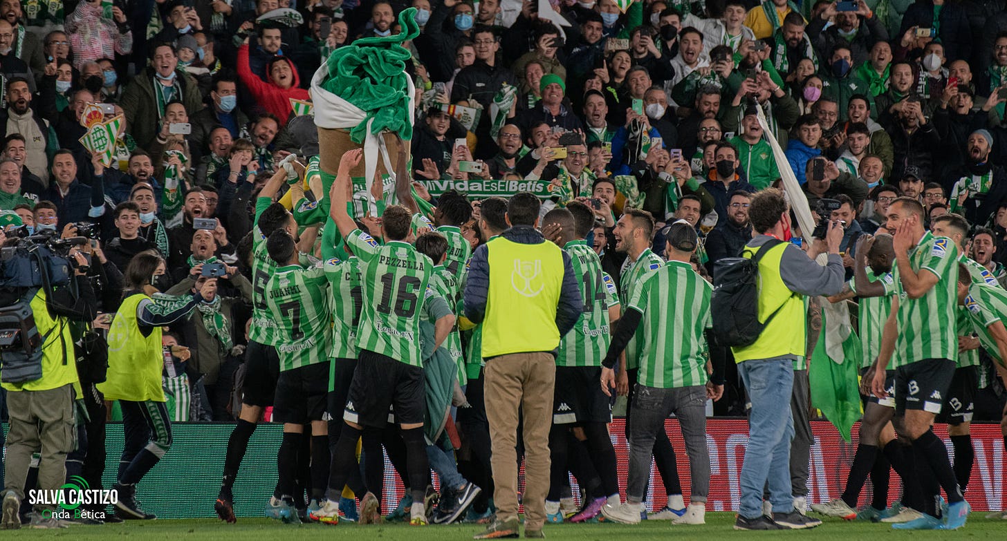Jugadores y afición del Betis celebrando.