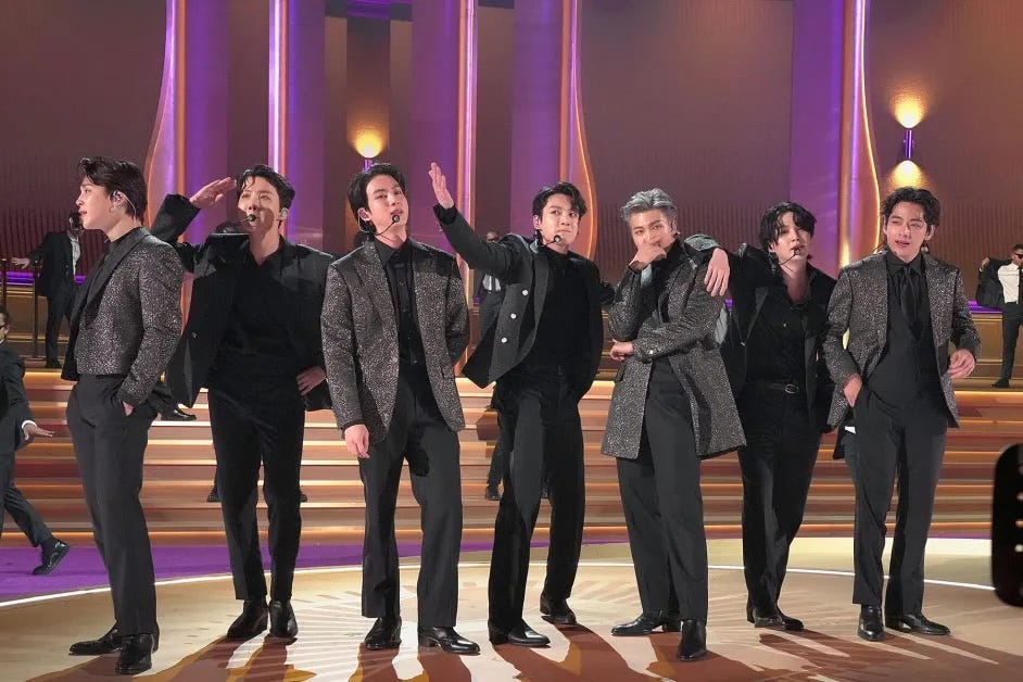 Jimin, J-Hope, Jin, Jung Kook, RM, Suga and V de la banda de K-pop BTS, durante su presentación en los Grammy de 2022 en Las Vegas. Foto: Kevin Mazur de Getty Images para The Recording Academy