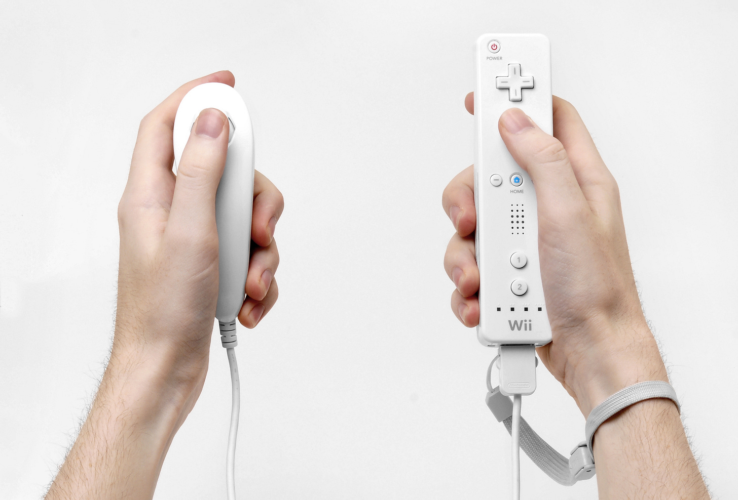 Fichier:Wiimote-in-Hands.jpg — Wikipédia