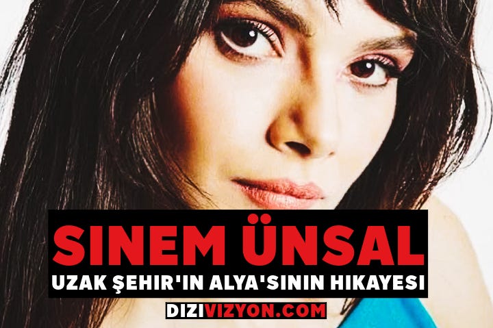 Koyu renk saçları ve etkileyici bakışlarıyla Sinem Ünsal'ın yakın plan portresi. Dramatik aydınlatma, yüz hatlarını vurguluyor. Altta kırmızı kalın yazıyla "SINEM ÜNSAL" ve beyaz alt yazıyla "UZAK ŞEHİR'İN ALYA'SININ HİKAYESİ" ifadesi yer alıyor. Görüntünün alt kısmında DIZIVIZYON.COM web sitesi adresi bulunuyor. Görsel, popüler Türk dizisi Uzak Şehir'in başrol oyuncusunu tanıtan promosyon içeriği olarak tasarlanmış.