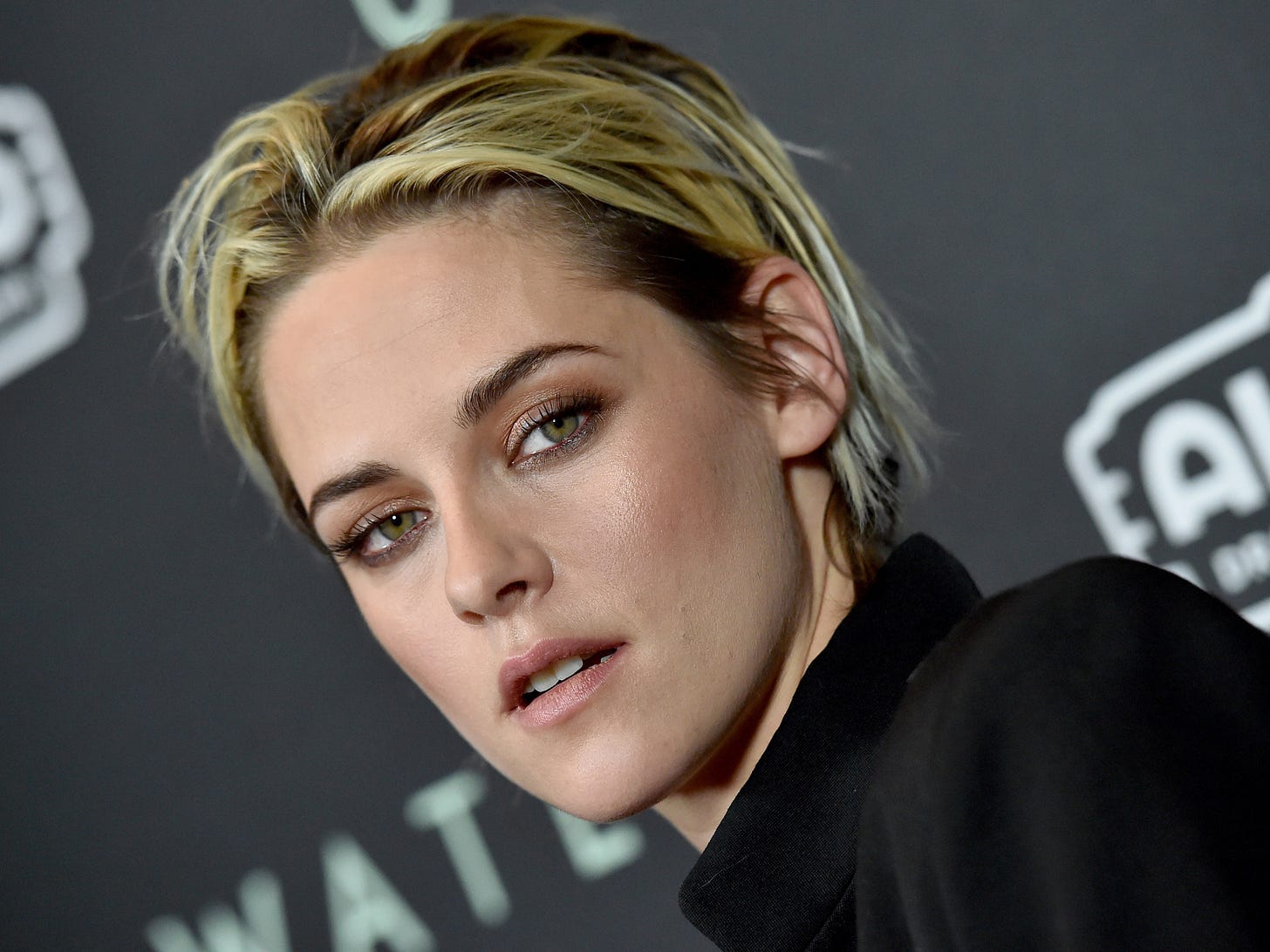 Lesbian Bodybuilding Thriller “Love Lies Bleeding” Taps Kristen Stewart to  Star | them.