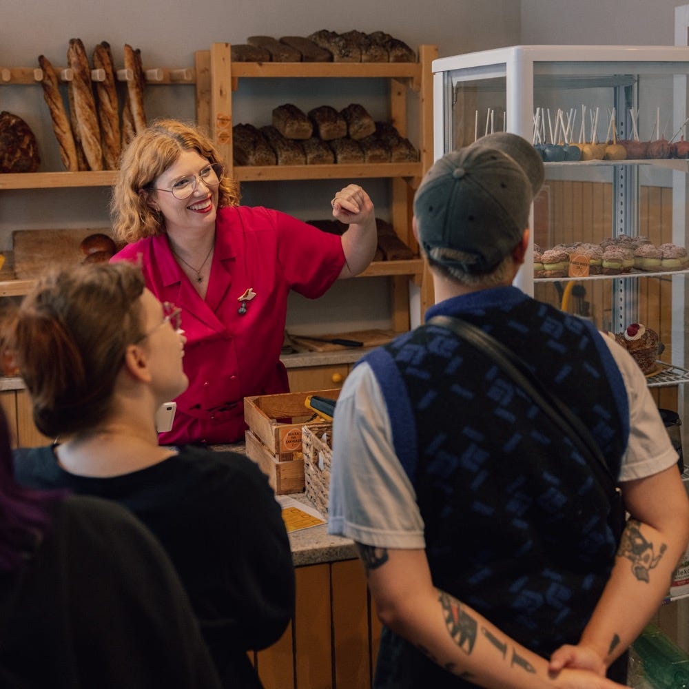 Na zdjęciu bohaterka zapowiadanego odcinka, Dagmara Rosiak, we wnętrzu swojej mikropiekarni.