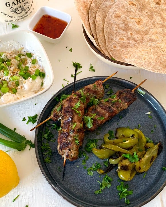 Griekse kofta met wraps en yoghurt-tahinsaus
