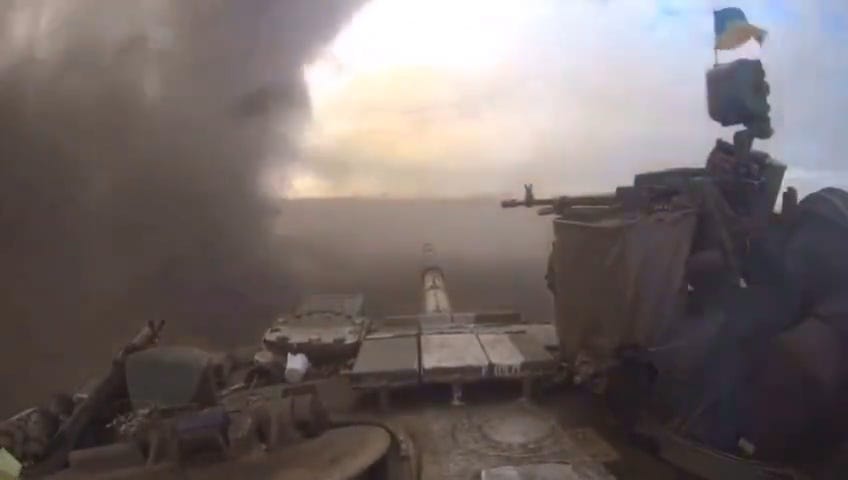An Ukrainian 🇺🇦 tank got hit by anti-tank-mine!