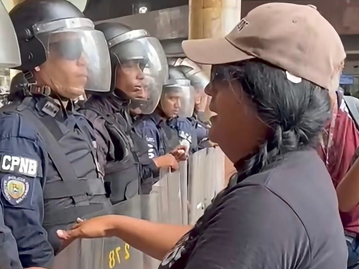 Protestaron frente al CNE en Caracas para exigir elecciones y la liberación de los presos políticos Protestaron frente al CNE en Caracas para exigir elecciones y la liberación de los presos políticos