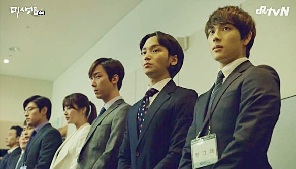 의류, 인간의 얼굴, 사람, 벽이(가) 표시된 사진

AI 생성 콘텐츠는 정확하지 않을 수 있습니다.