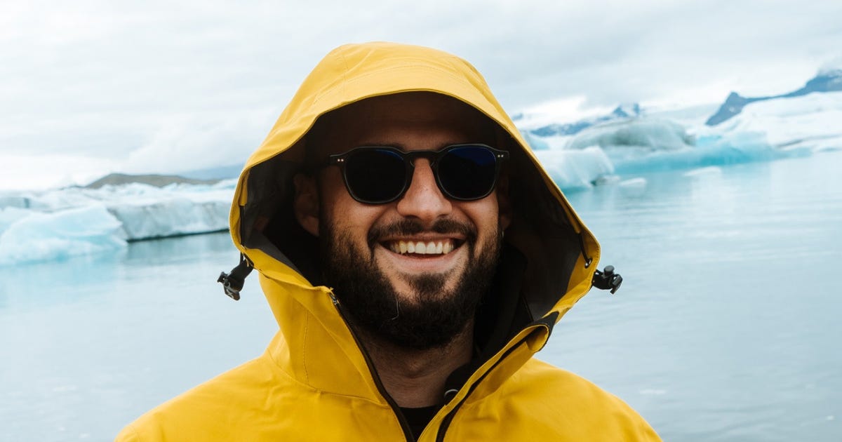 Alessandro in Islanda, sullo sfondo un ghiacciaio. A volte basta cambiare orizzonte per cambiare il modo in cui vedi tutto.