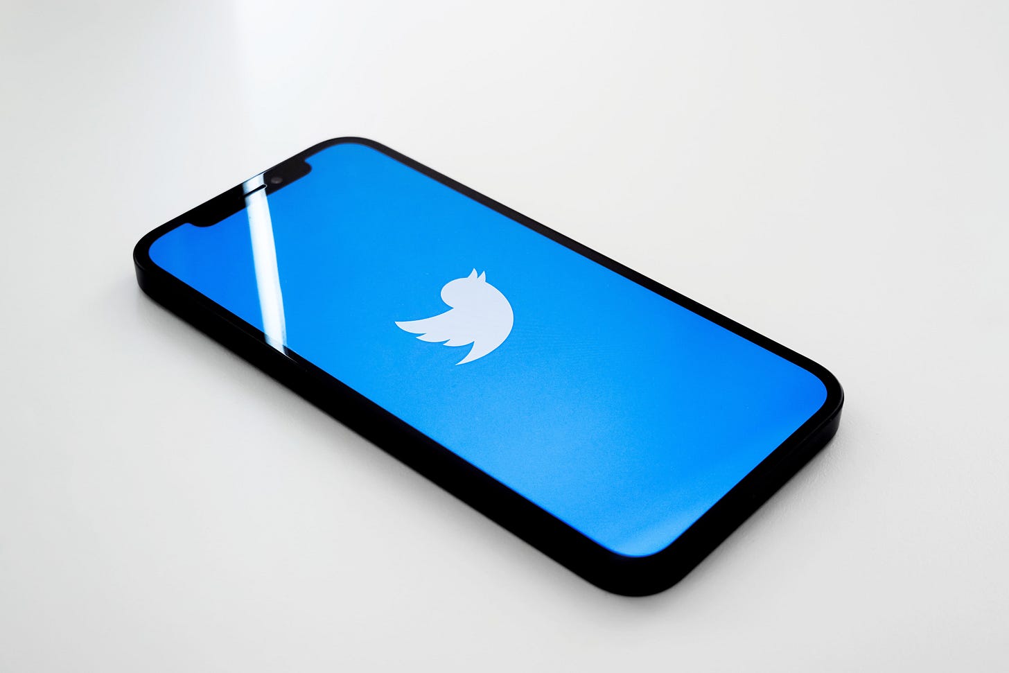 Photo of the Twitter splash screen on an iPhone. (Jeremy Bezanger / Unsplash)