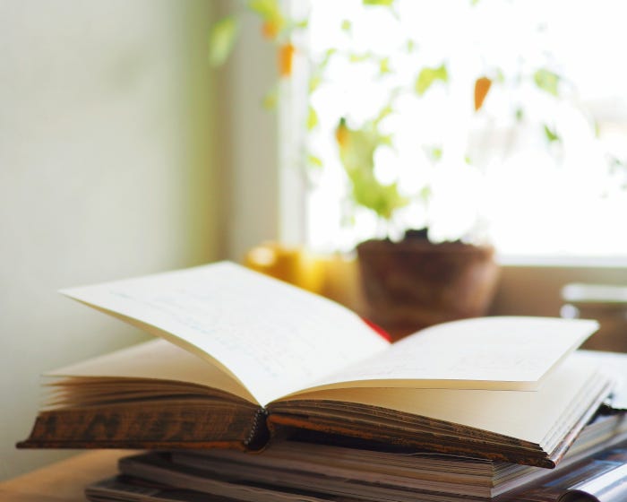 Aufgeschlagenes Buch am Fenster