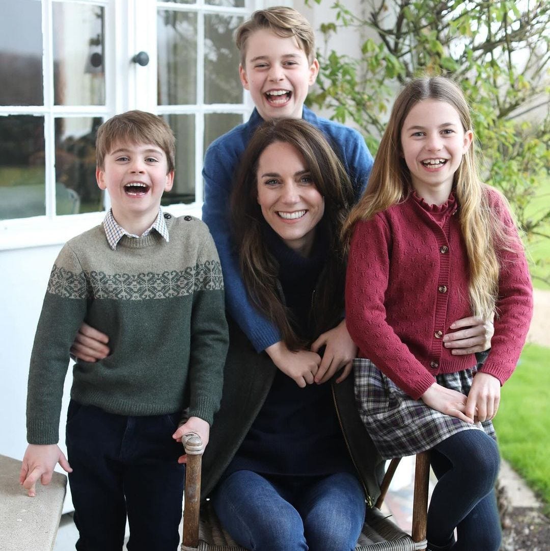 5 Errors in Kate Middleton's Family Photo That We Can't Unsee 5 Errors in Kate Middleton's Family Photo That We Can't Unsee