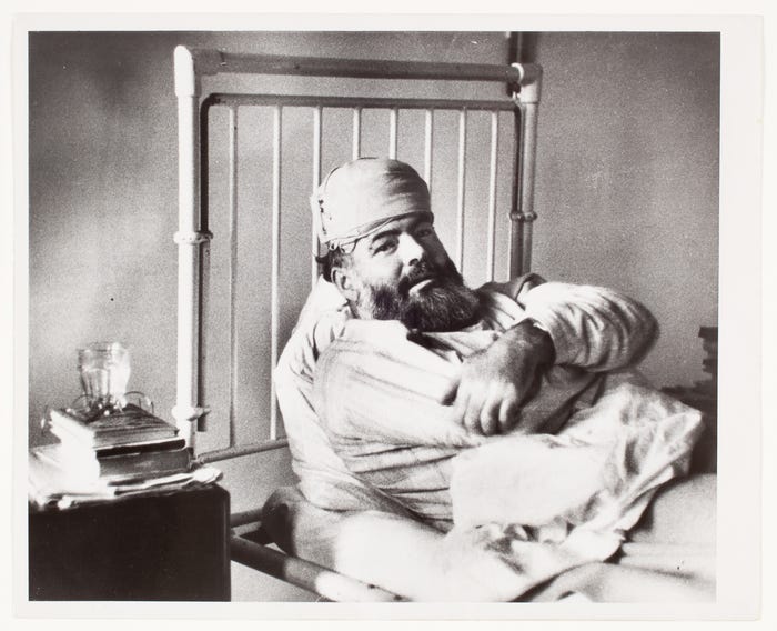 [Ernst Hemingway se recuperando de um acidente de carro no hospital, foto de Robert Capa