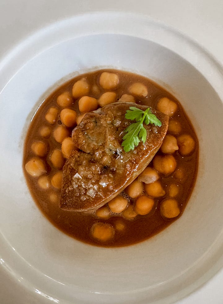 Suelo hidráulico con mis pies y el plato de garbanzos con foie