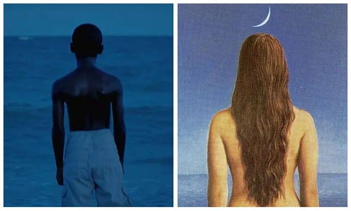 Criança de costas olhando para o mar em um cenário noturno com tons azuis.