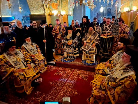 Παρασημοφόρηση τοῦ Πατριάρχη Σερβίας Πορφυρίου ἀπὸ τὸν Πατριάρχη Ἱεροσολύμων Θεόφιλο