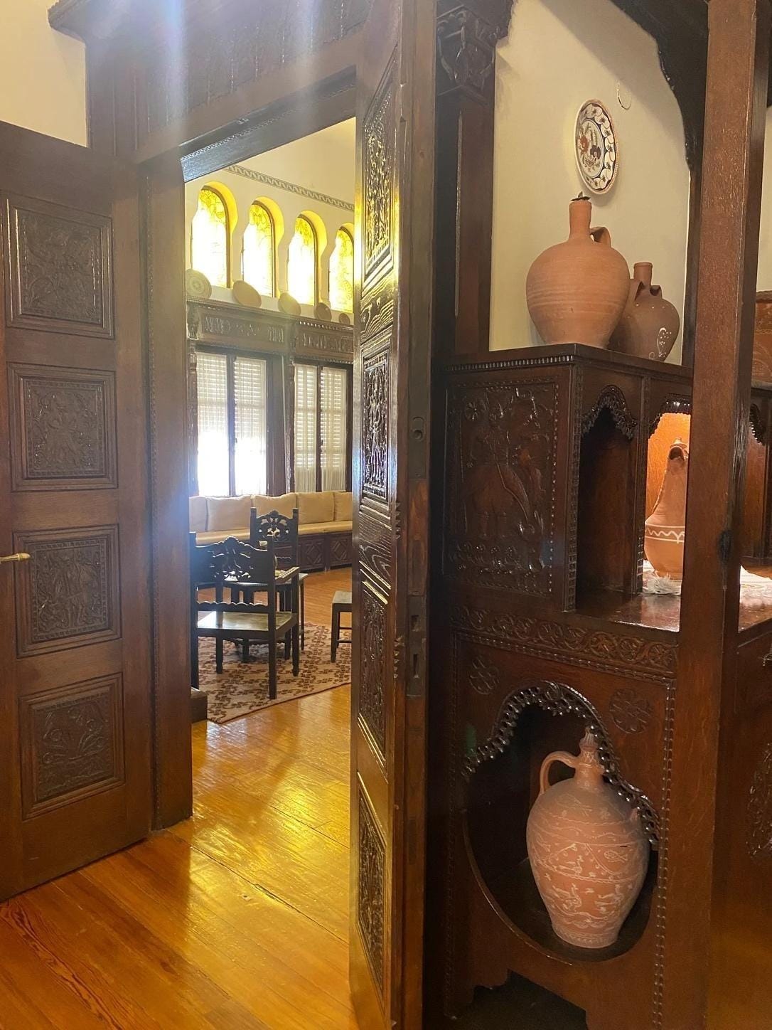 A room with a door open
AI-generated content may be incorrect.